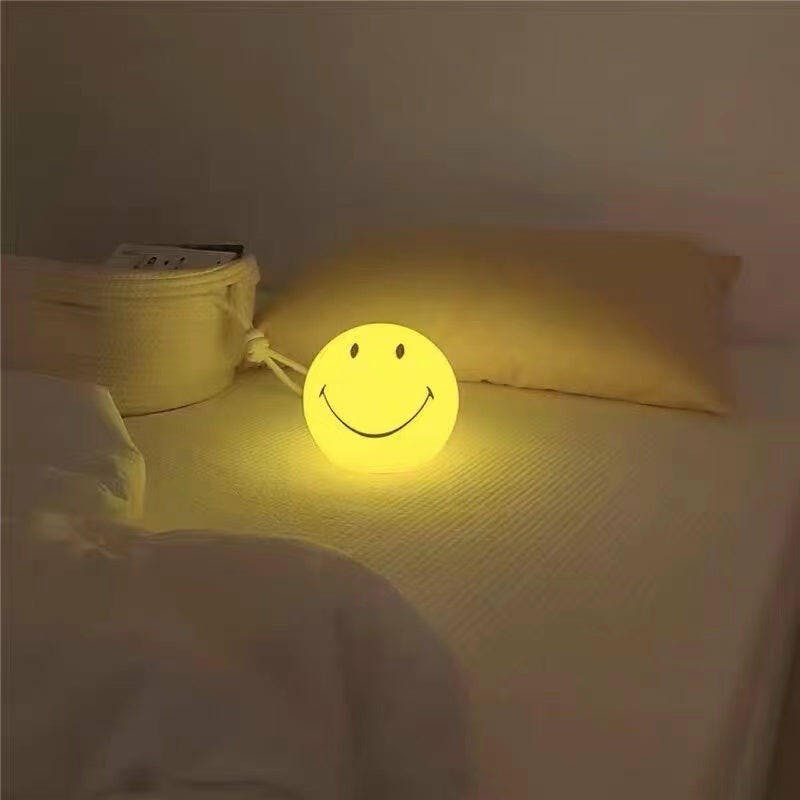 Geel Smiley LED Tafellamp