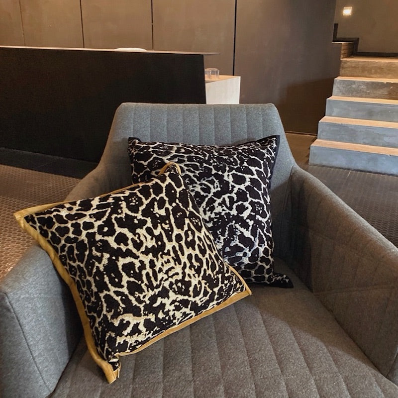Geborduurde Chenille Luipaard Kussenhoes